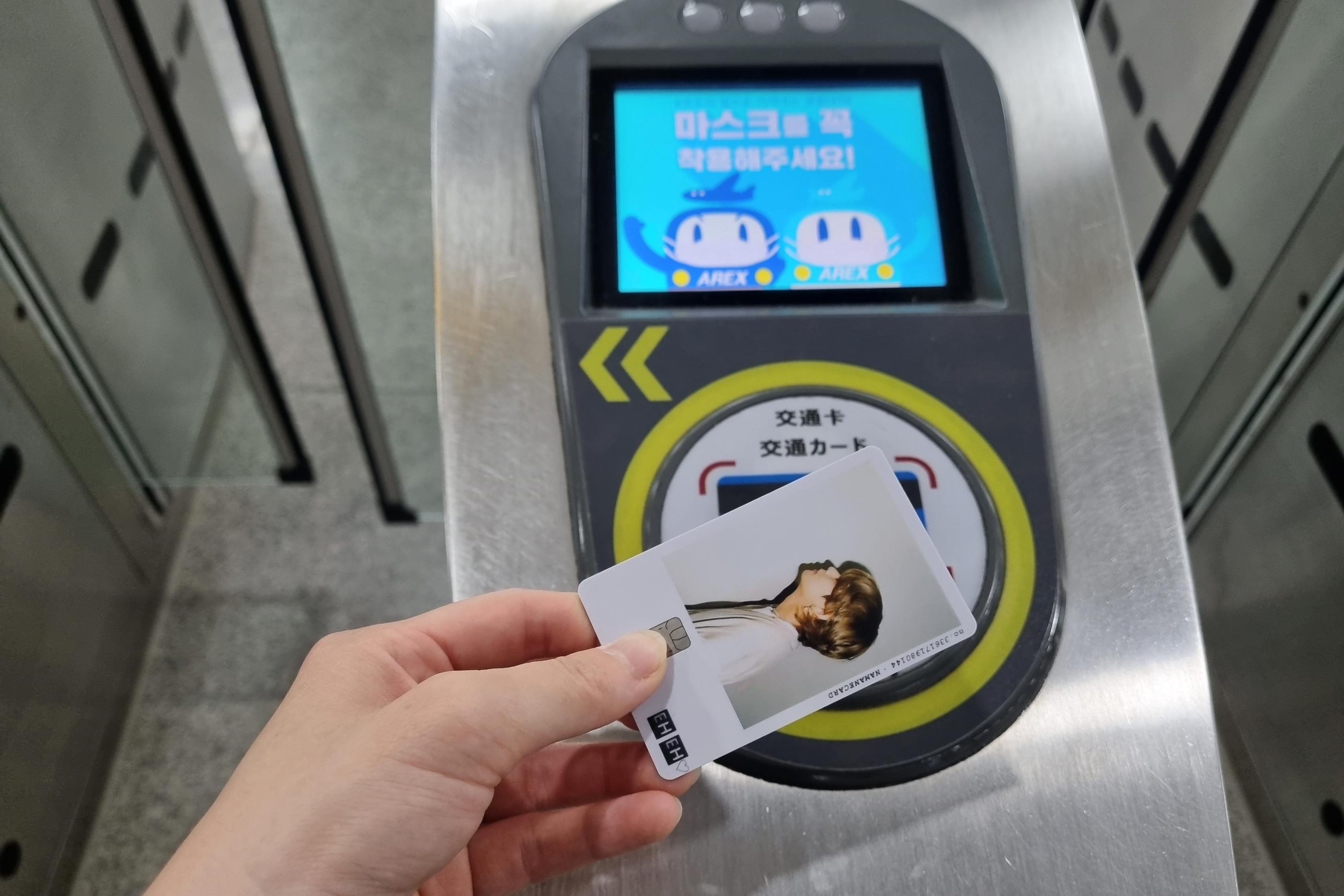 NAMANEカード専用キオスクが配置されたCUストアの内部ビュー、旅行者に適した決済オプション