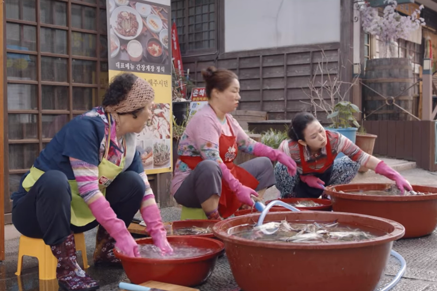 電視劇《山茶花開時》中的拍攝場景，展現了九龍浦的街道生活和建築風格。
