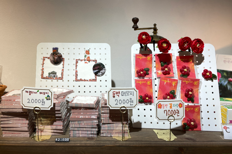 九龍浦山茶花相關的磁鐵和紀念品，是《山茶花開時》的特色產品。