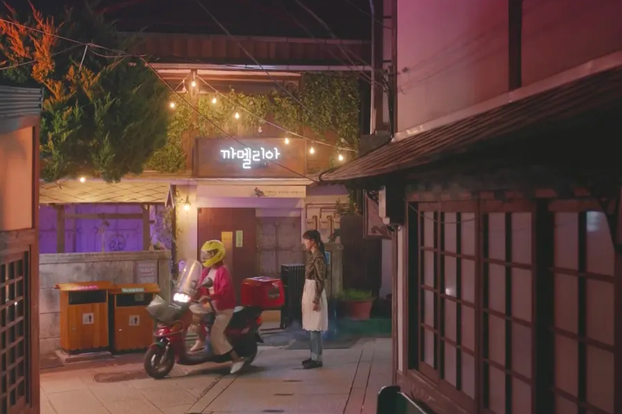 《山茶花開時》中的山茶花酒館入口，展現了劇中經典的拍攝場景。