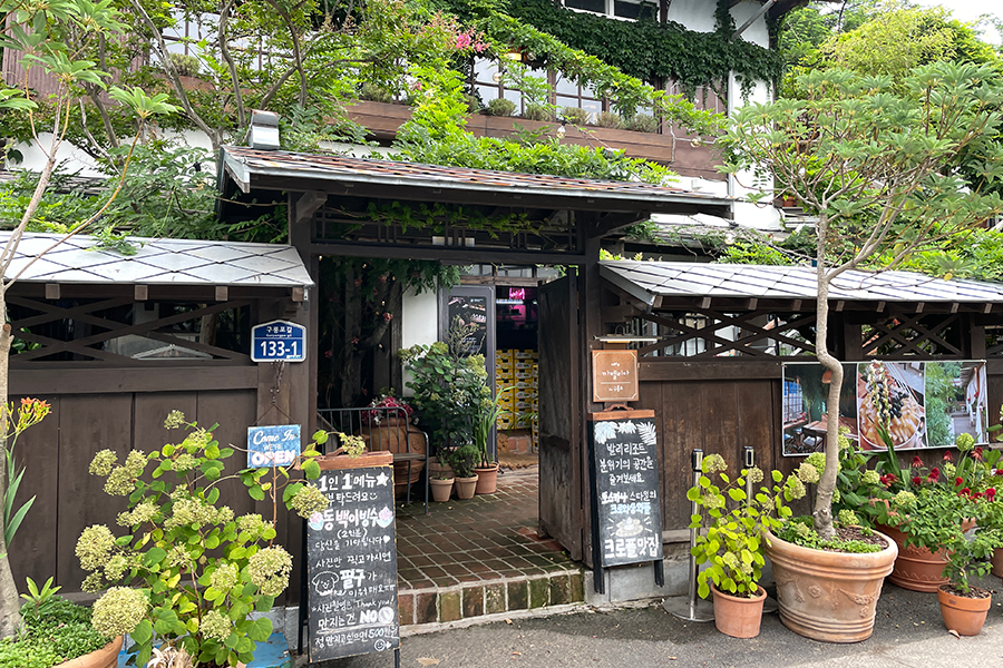 九龍浦的日式小屋內，描繪出當地居民的生活氛圍，類似於《山茶花開時》的場景。