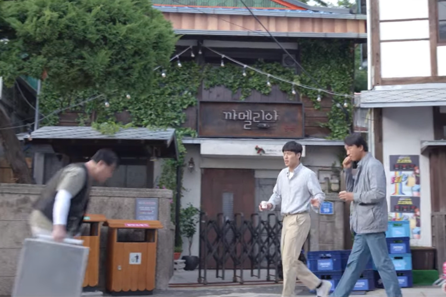 在九龍浦拍攝的山茶花酒館白天風光，是《山茶花開時》中的著名景點之一。