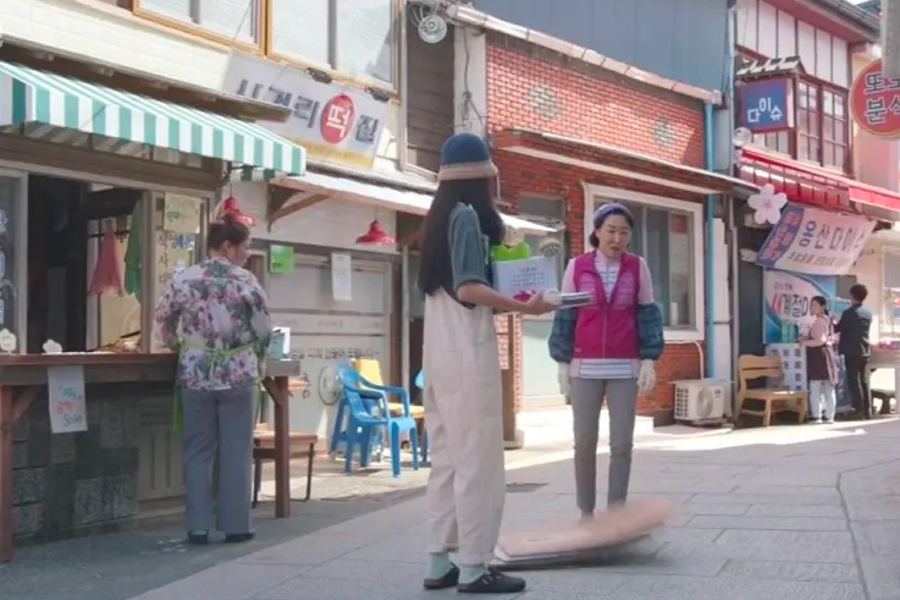 在九龍浦的賣街小巷中行走，體驗如同韓劇《山茶花開時》的日常生活。