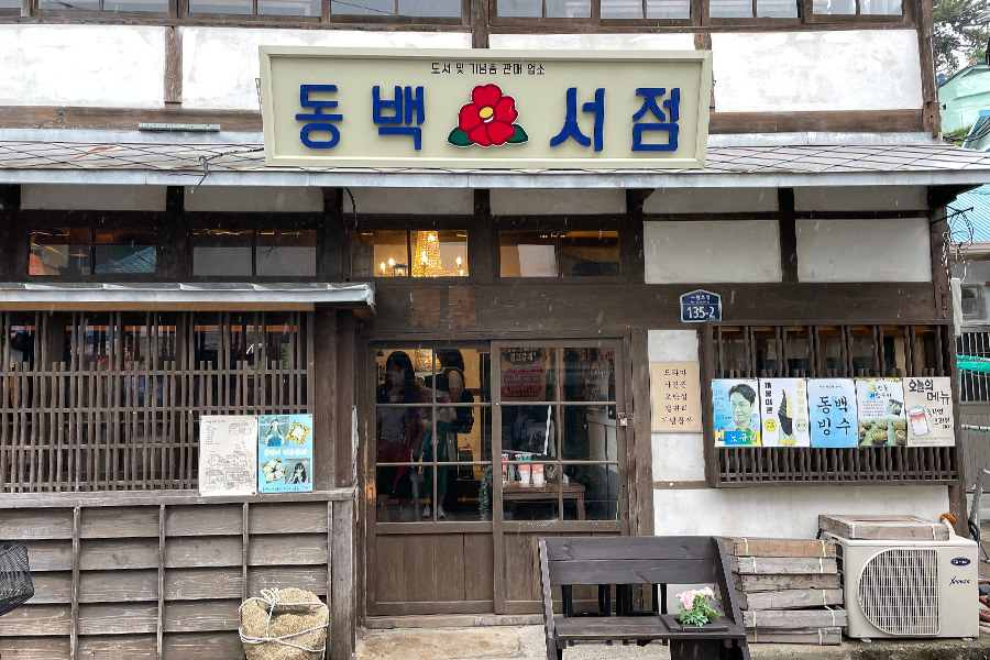 九龍浦的山茶花展示櫃，出售各種小紀念品，展示《山茶花開時》的元素。