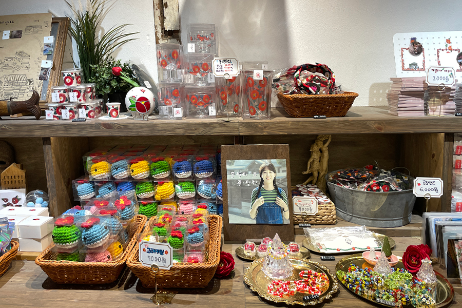 九龍浦的小商店內展出各式各樣的《山茶花開時》產品，吸引了許多遊客。