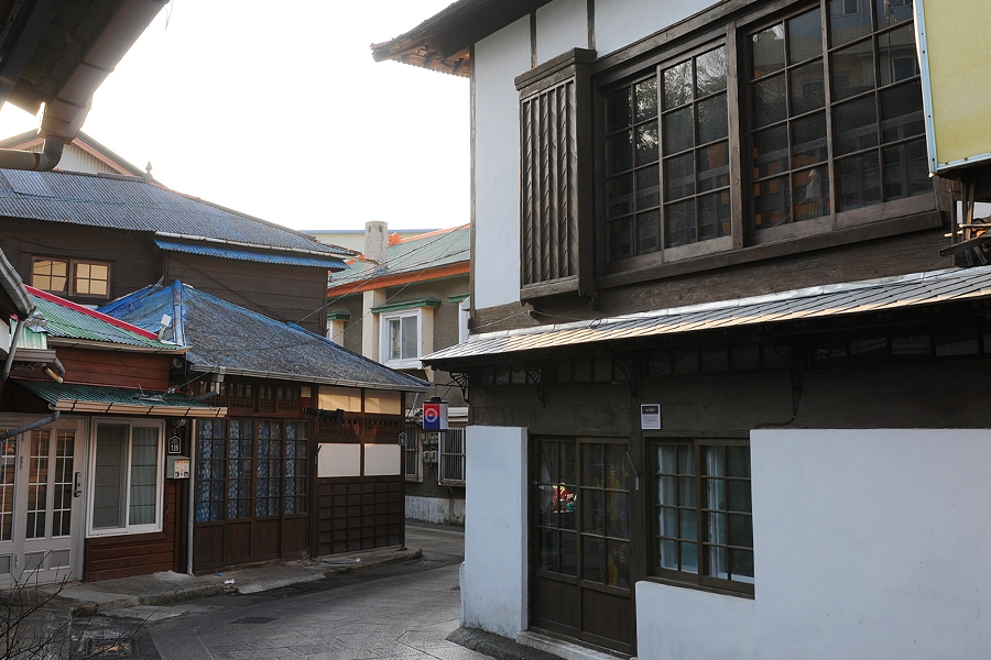 九龍浦的日本人家屋街，展示了保存良好的傳統日本建築，帶有濃鬱的日式風格，適合拍攝《山茶花開時》的場景。