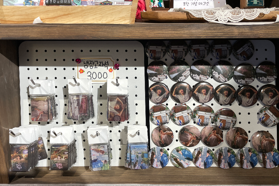 九龍浦的東柏書店內的裝飾品，販售多樣的《山茶花開時》相關產品。