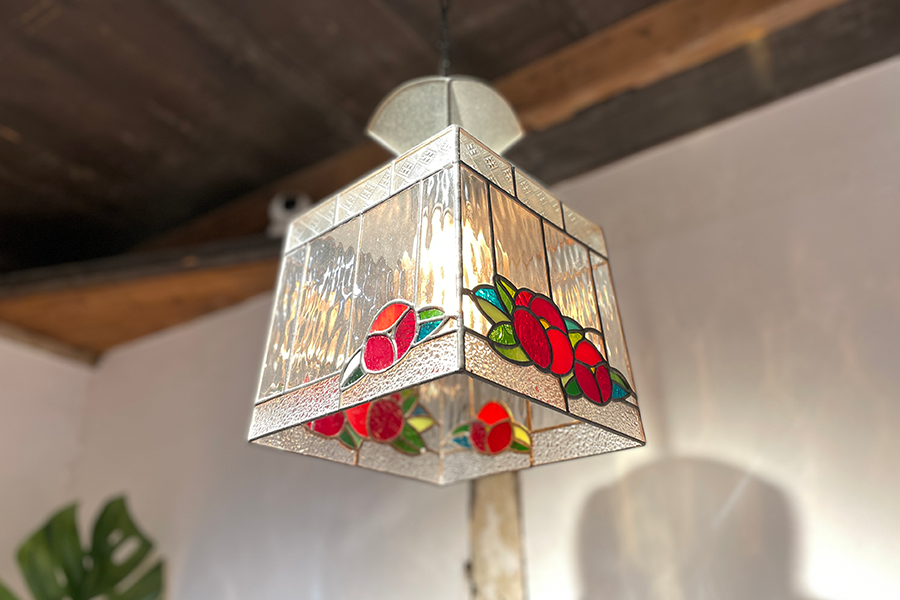 九龍浦的東柏書店，位於山茶花咖啡廳旁，出售《山茶花開時》的相關商品。