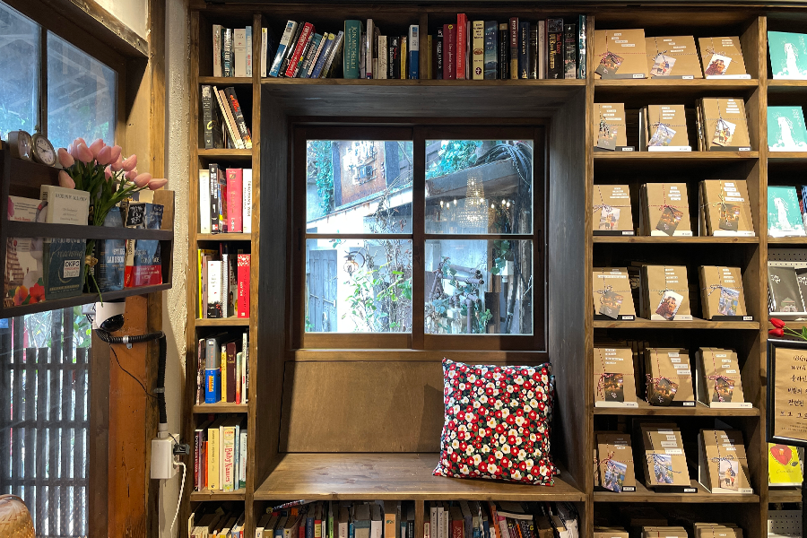 九龍浦的東柏書店，內有開放式書架，閱讀和購買《山茶花開時》相關書籍。