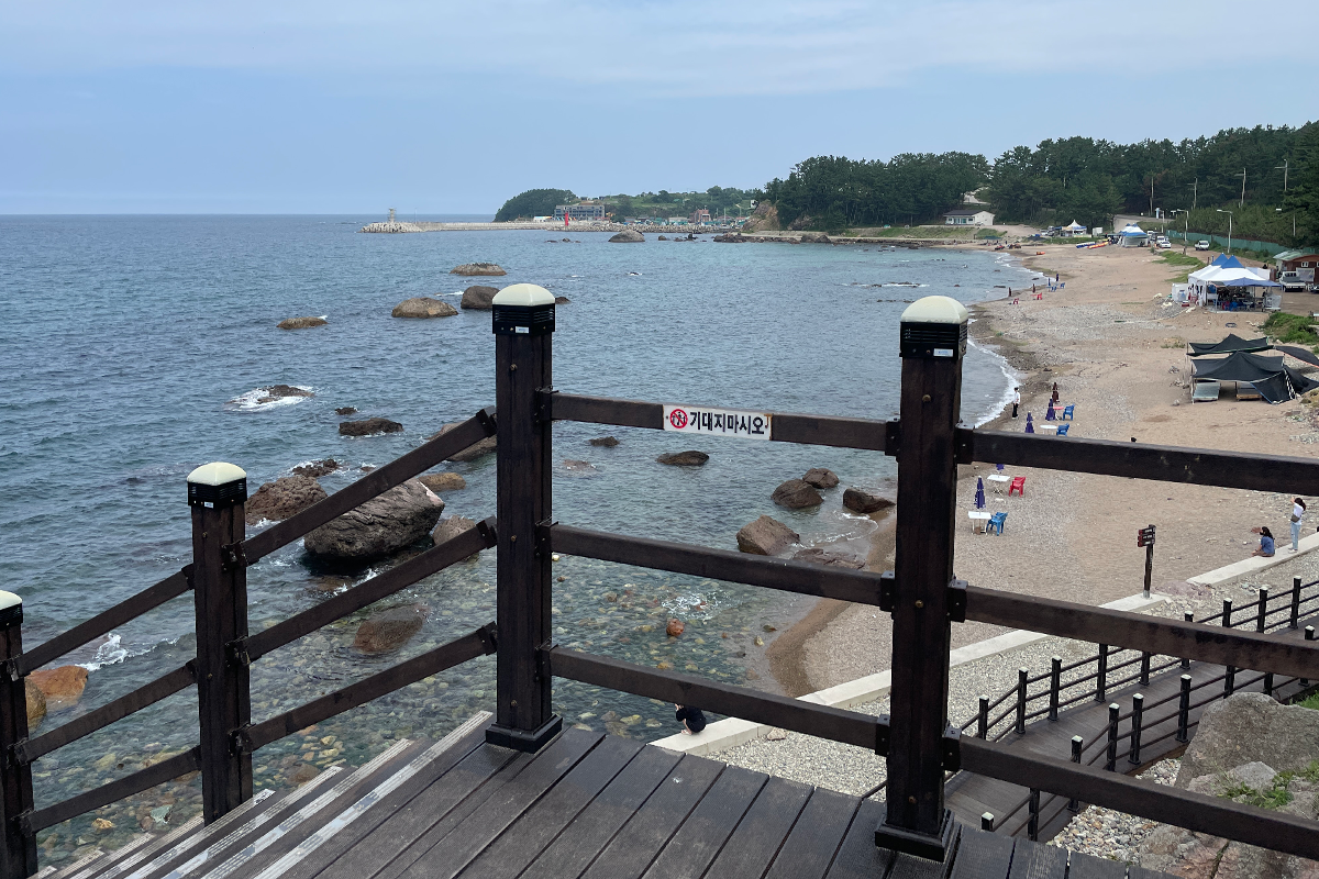 踩在展望臺頂端紅色小塔旁欣賞風景，遙望遠方的海洋。