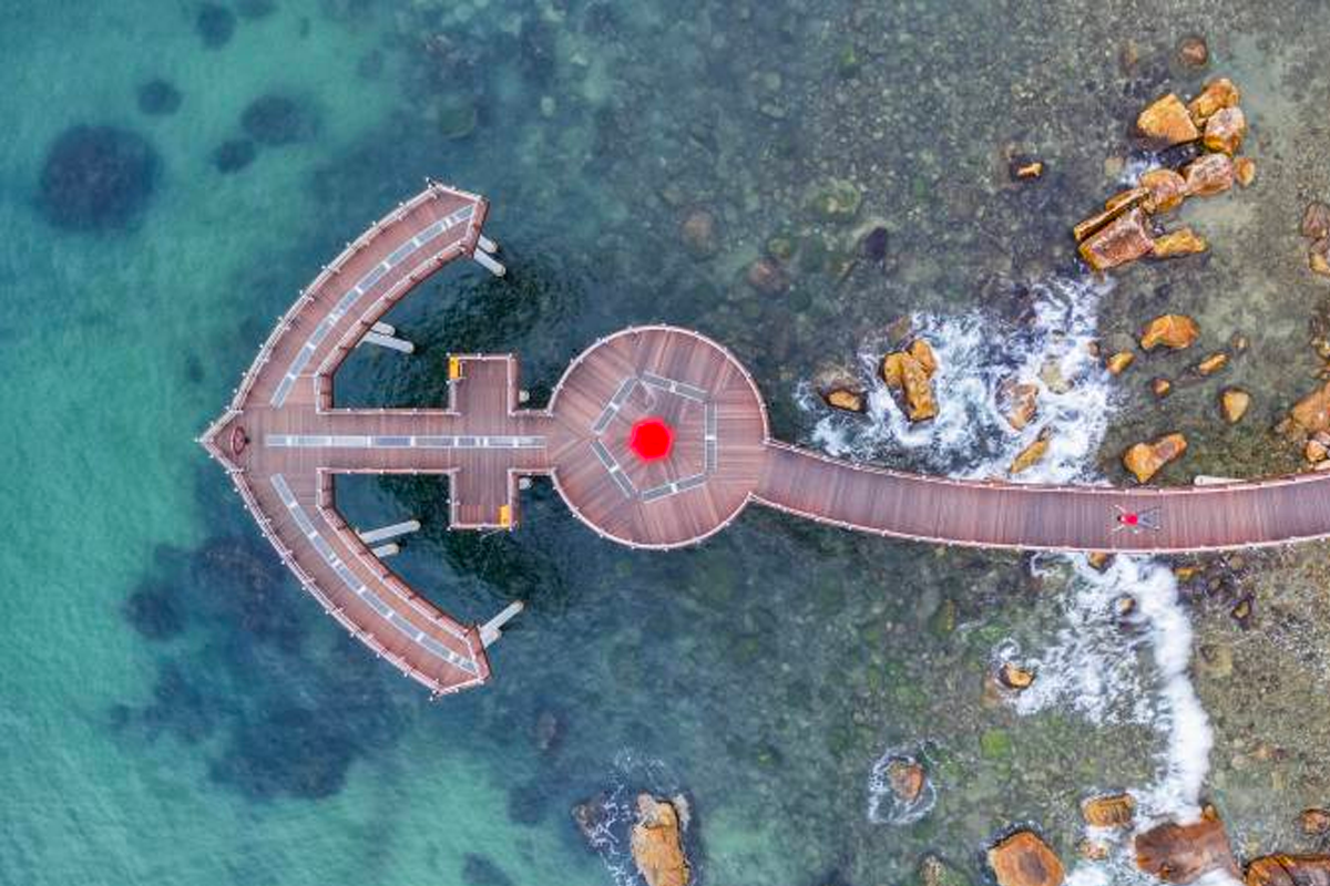 以錨形瞭望臺為主的空拍圖，位於清澈的海面上。