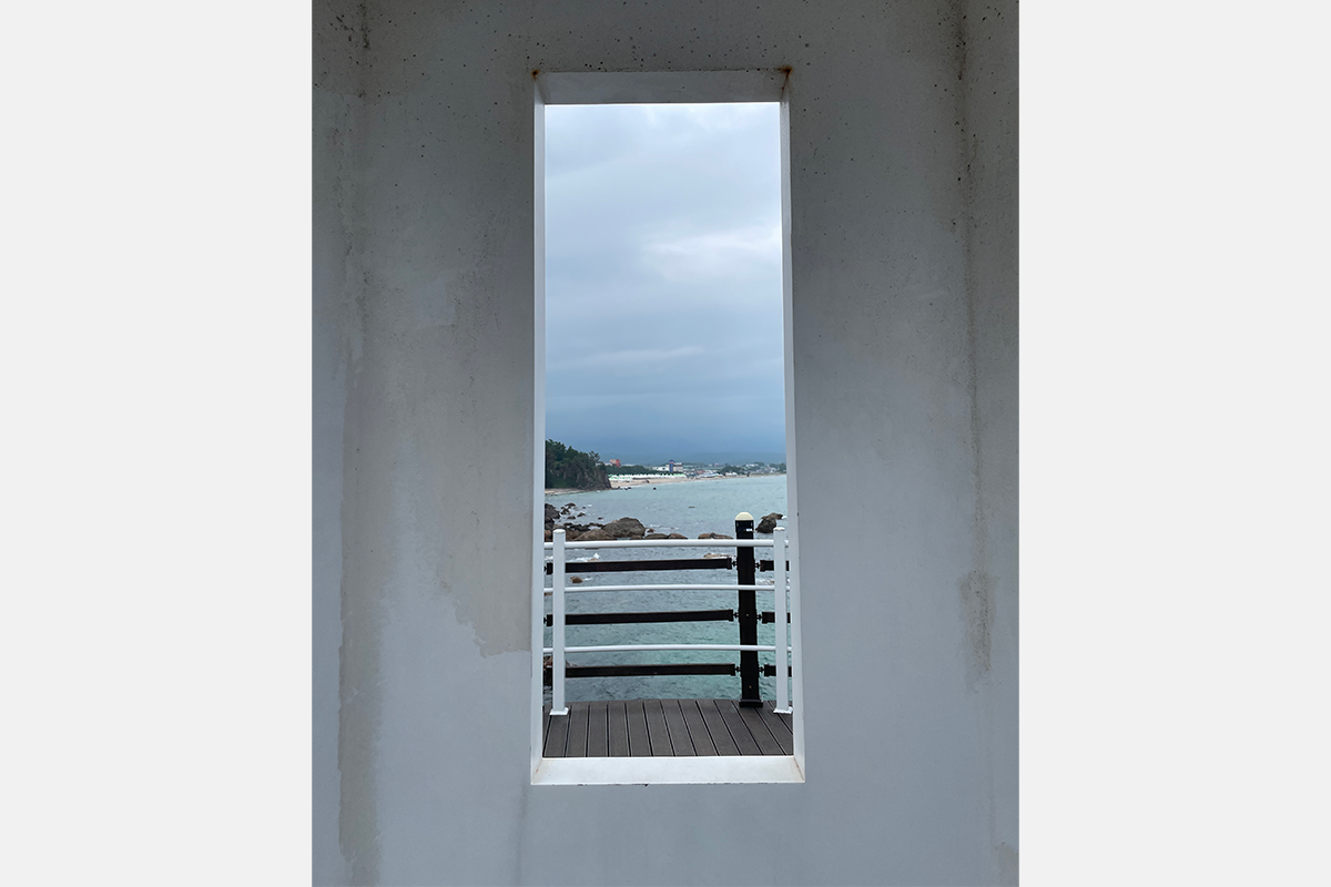 靠近紅色小塔的照片，展示其可愛的結構設計。