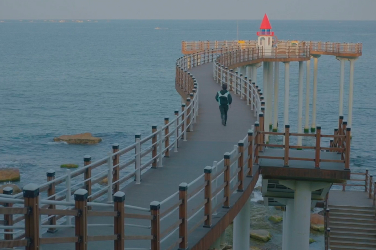 在《奔向愛情》中二人漫步於二加里錨展望臺，享受愜意時光的場景。