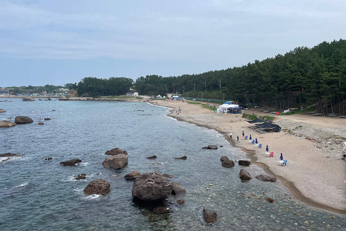 黃昏時分，二加里錨展望臺在落日餘暉映照下的輪廓。