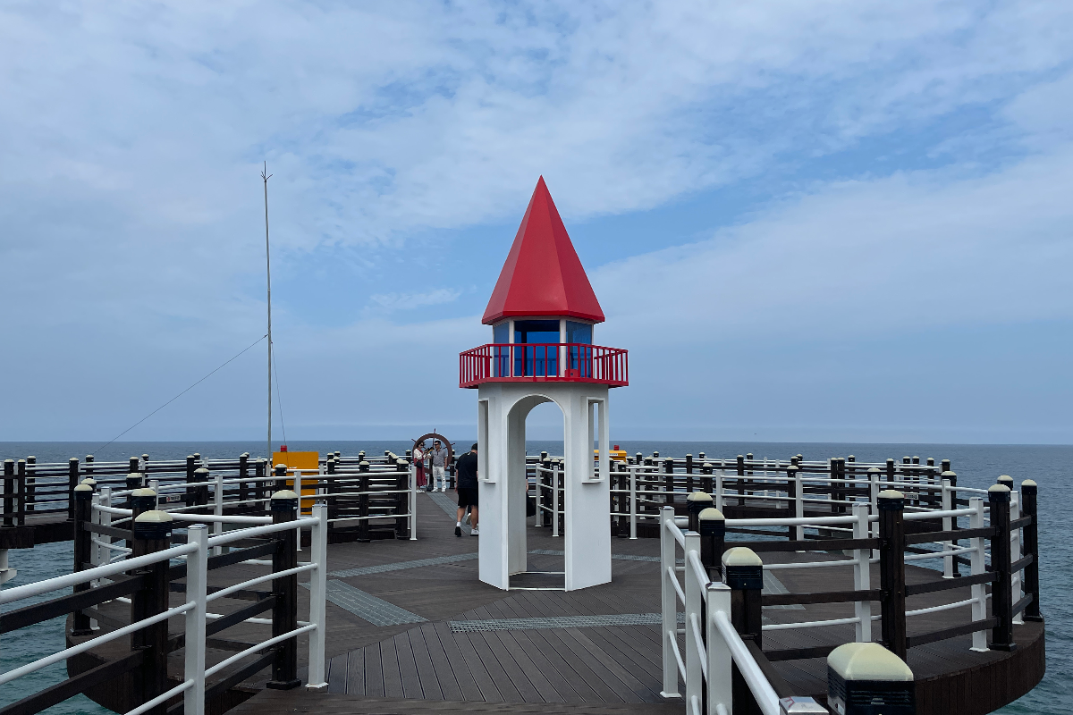 夜晚的二加里錨展望臺由燈光裝飾，深邃且充滿魅力。