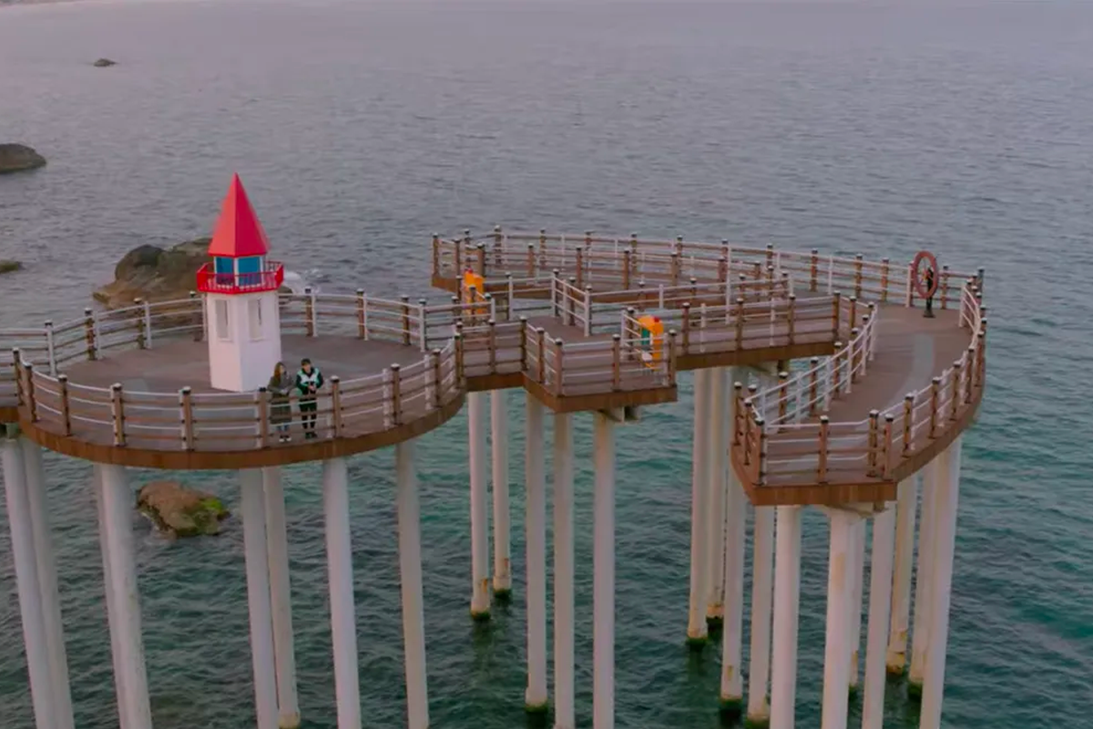 韓劇《奔向愛情》場景中的二加里錨展望臺，倚靠海面，展現海洋景色。