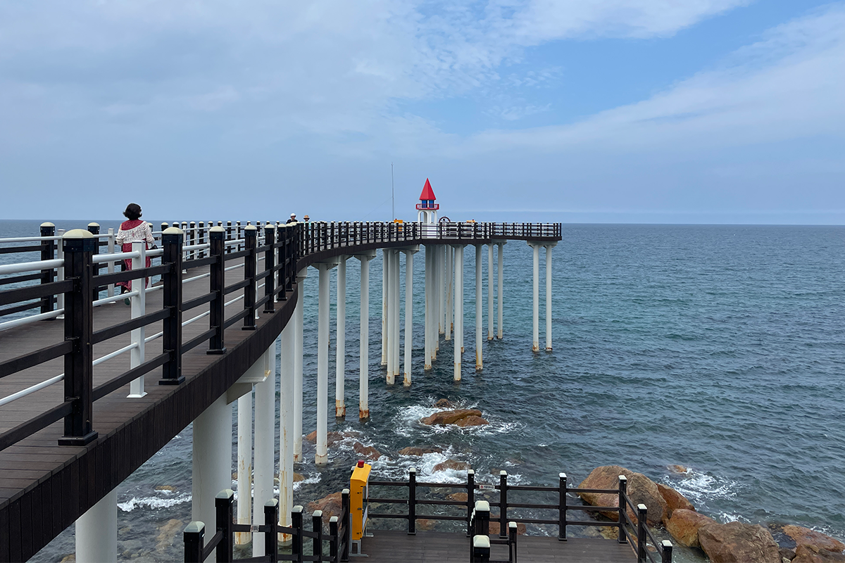 二加里簡易海邊的風光，由沙石和海浪構成的美景。