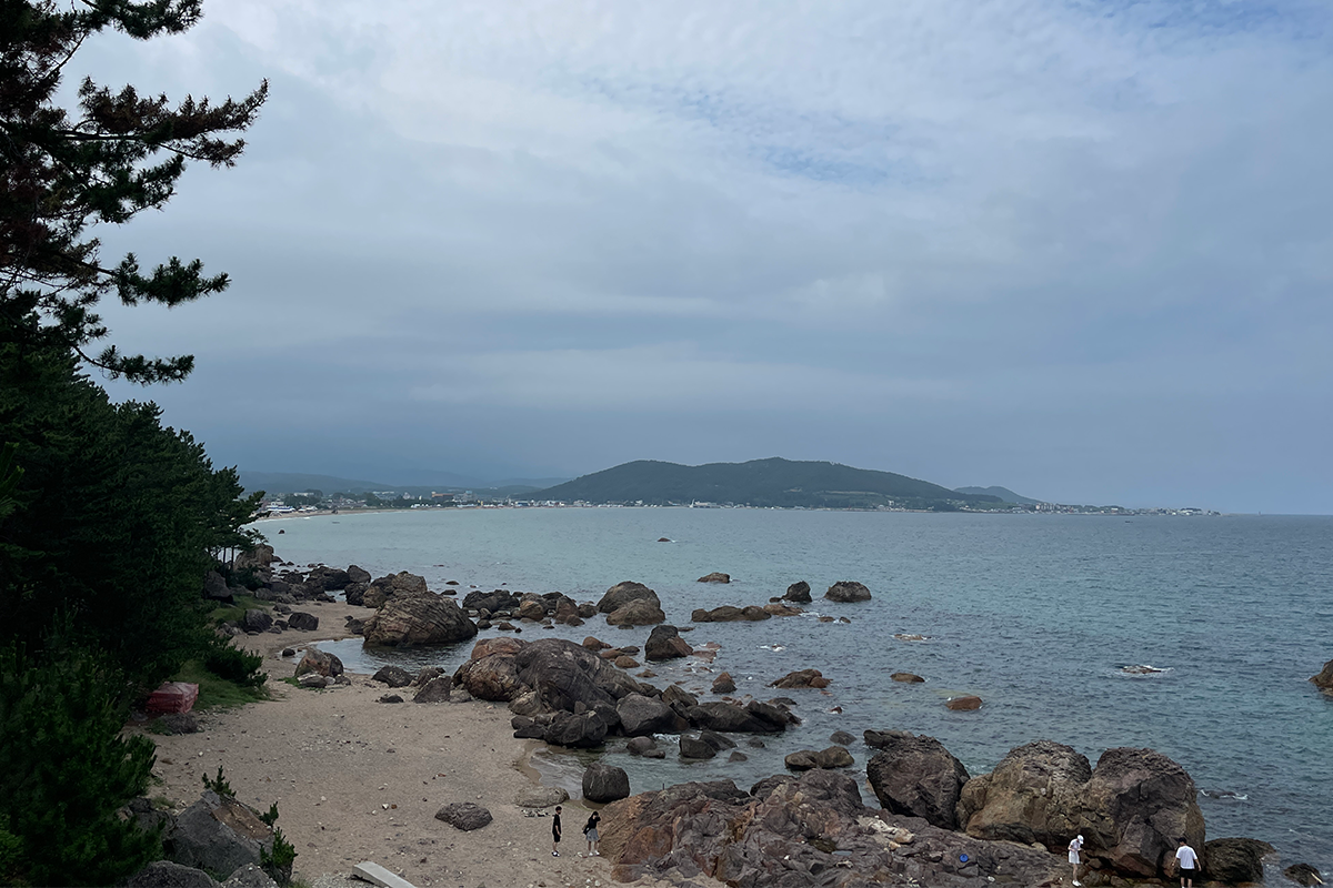 從臺階看向遠處的二加里錨展望臺，海風輕拂。