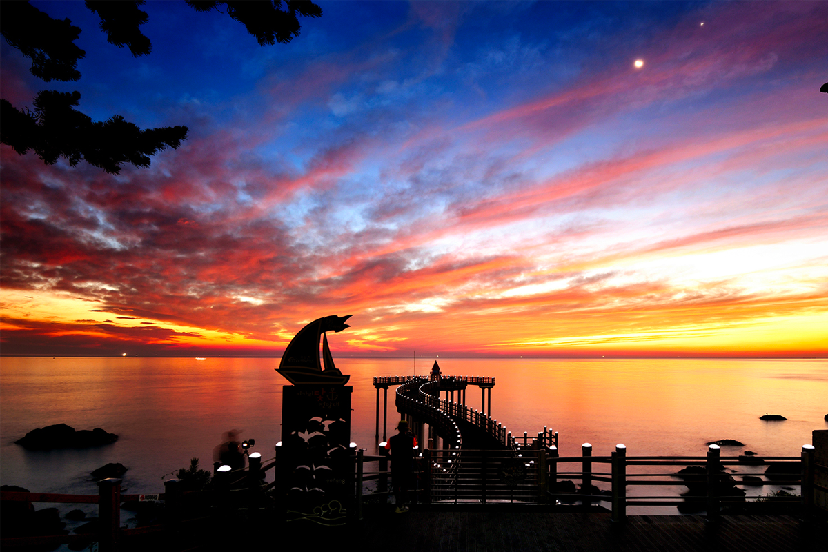 二加里錨展望臺日出的美景，金黃色的霞光灑滿海面。