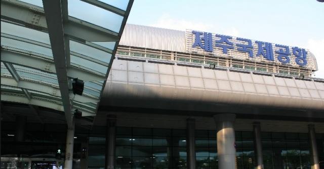 済州国際空港の入り口。済州空港は最近、タイ人観光客の出入国問題に直面しています。