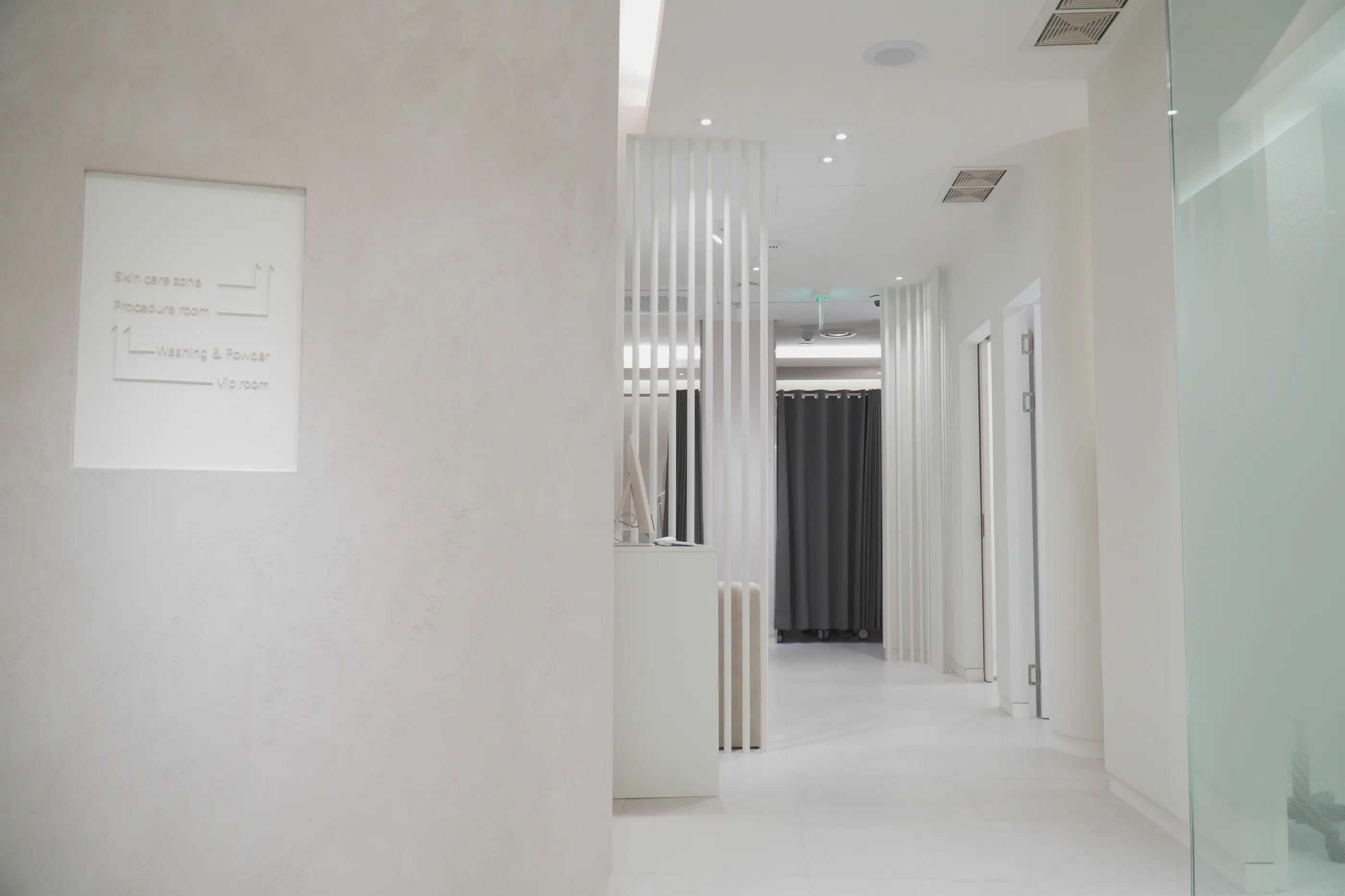 於WOOA嫵阿整形醫院的儲物間，安全設計與整潔環境，為客户個人物品提供存放便利。
