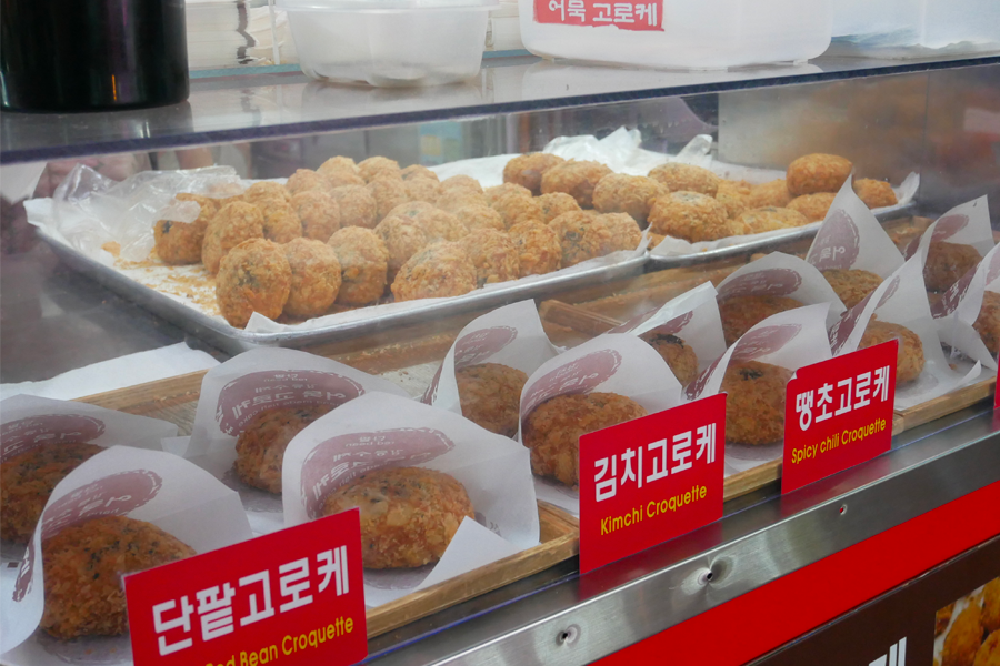 展示各類韓國可麗餅，紅豆、辣椒等不同口味，這是江陵中央市場具有地方特色的小吃之一。