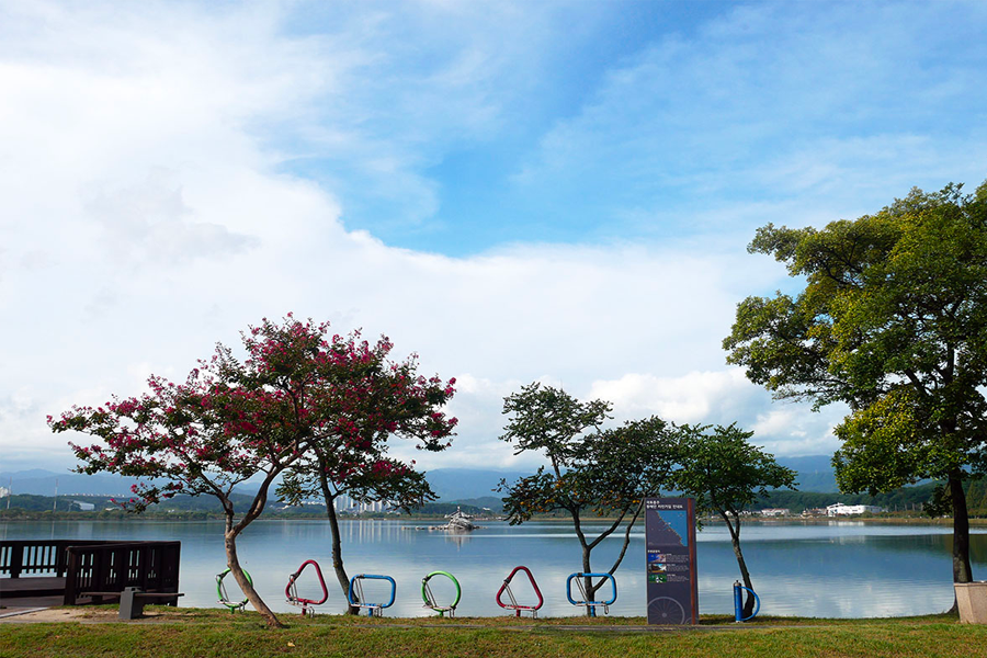 江陵鏡浦湖湖景，綠茵和倒影湖水的和諧景象，吸引人們前來欣賞與探索。