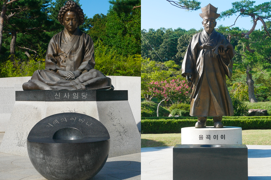 烏竹軒內的李珥和申師任堂塑像，根據韓國歷史和文化，這些人物在教育和藝術方面有著重要貢獻，雕像位置展示了他們的寧靜和莊重。