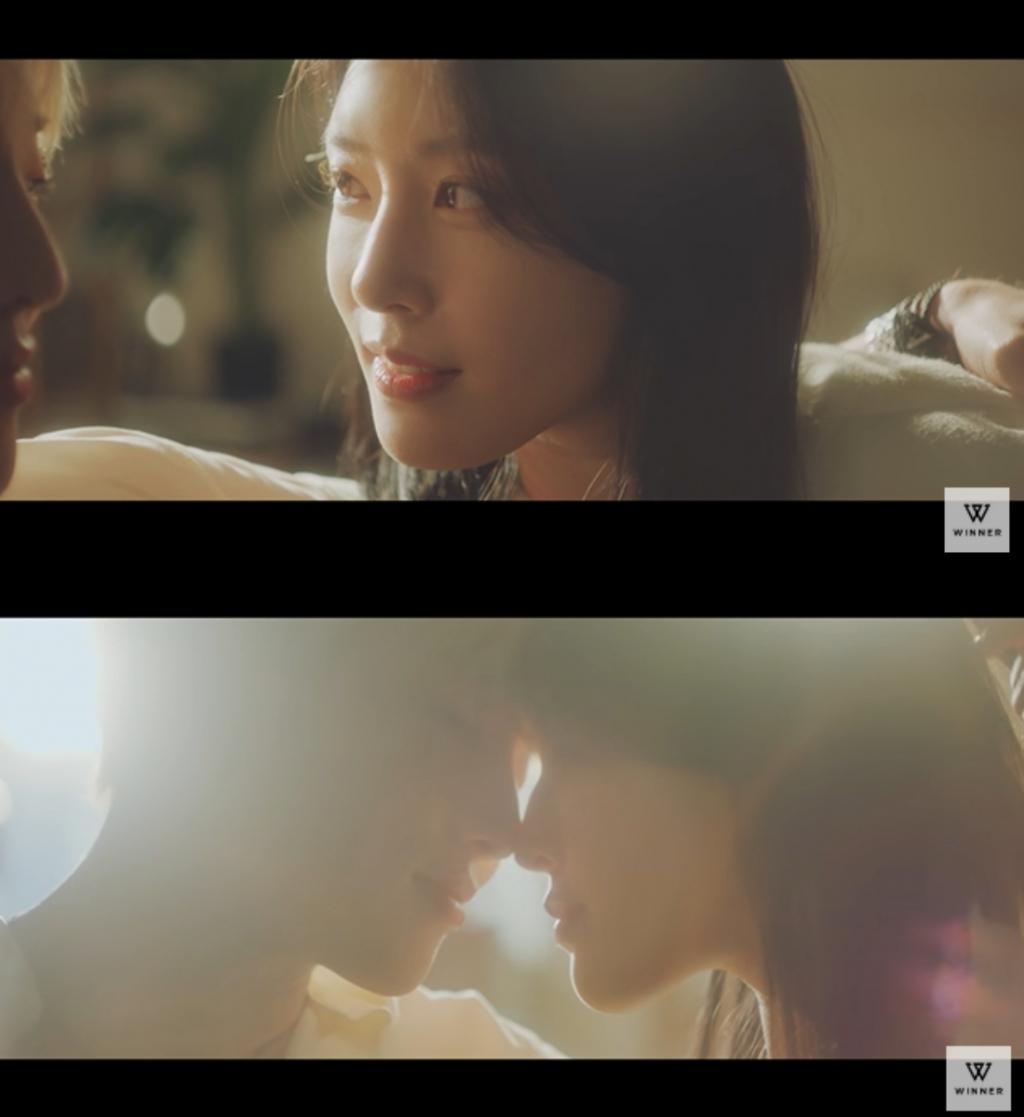 WINNERのカン・スンユンと女優ムン・ジヒョが出演する「BORN TO LOVE YOU」ミュージックビデオのキャプチャーシーン。薄暗い背景の中で、演技シーンが描かれている。