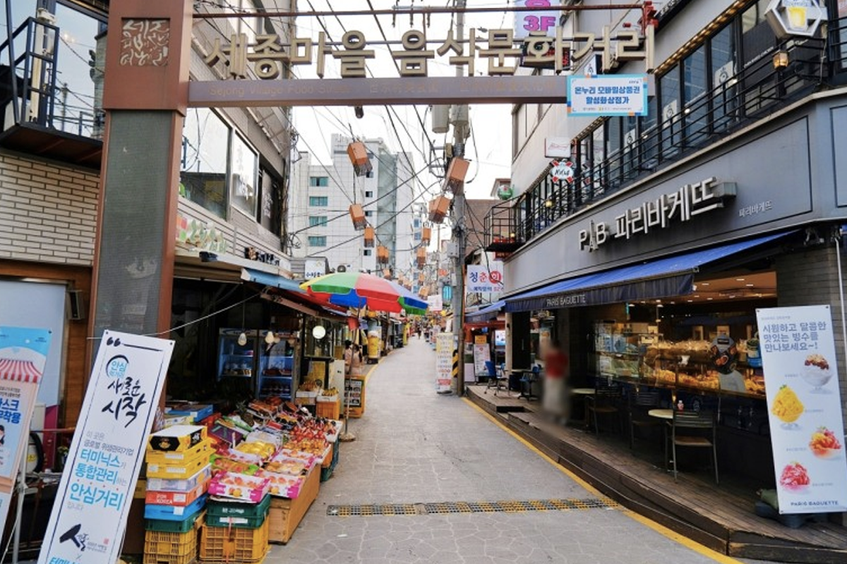 phố văn hóa ẩm thực làng Sejong trong tour đi bộ Seochon, Seoul