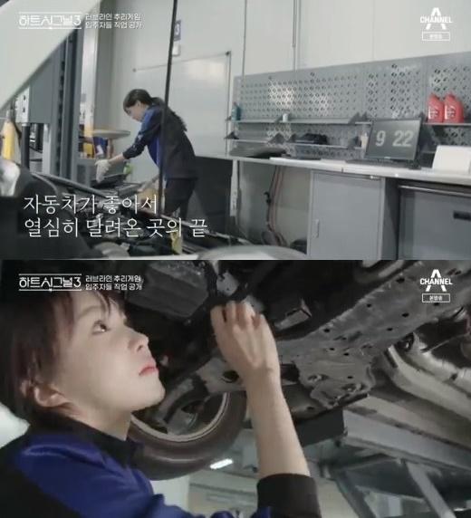 整備工場内で車両の下で作業をする様子。自動車整備の職業の実際の作業内容を示すスナップショット。