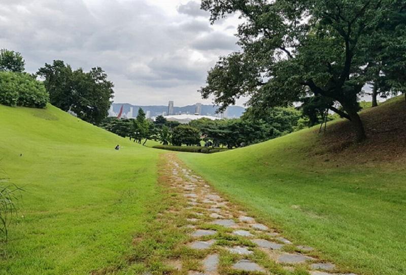 Walking Tour around Baekje's Capital, Seoul (Mongchontoseong ~ Seokchon-dong Ancient Tombs)