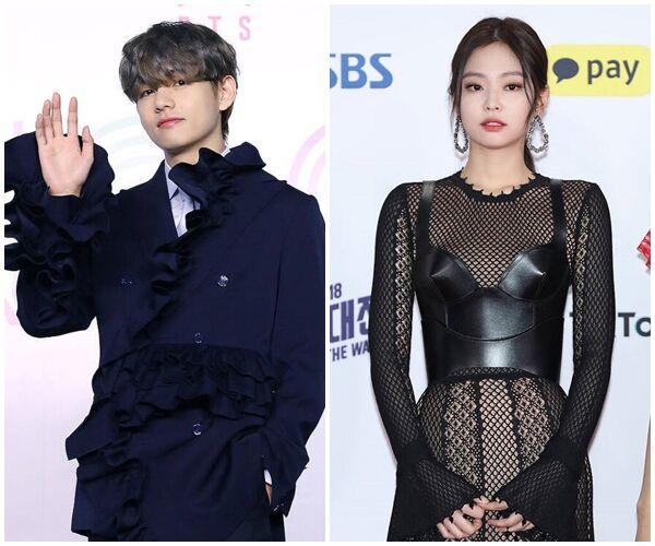 左側に黒のスーツを着た男性がおり、右側に黒のメッシュドレスを着た女性が立っている。