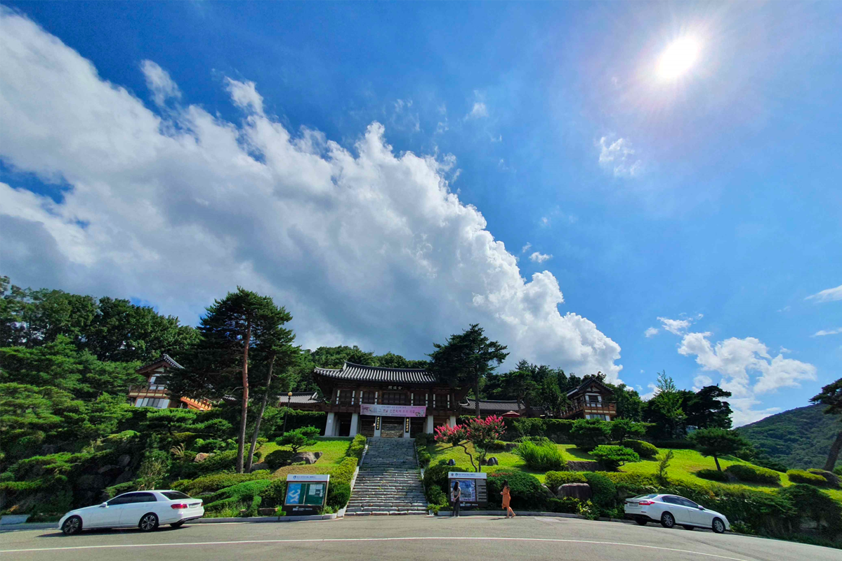 气势非凡的传统韩屋，正处于阳光沐浴之中，令人感受到和谐宁静。