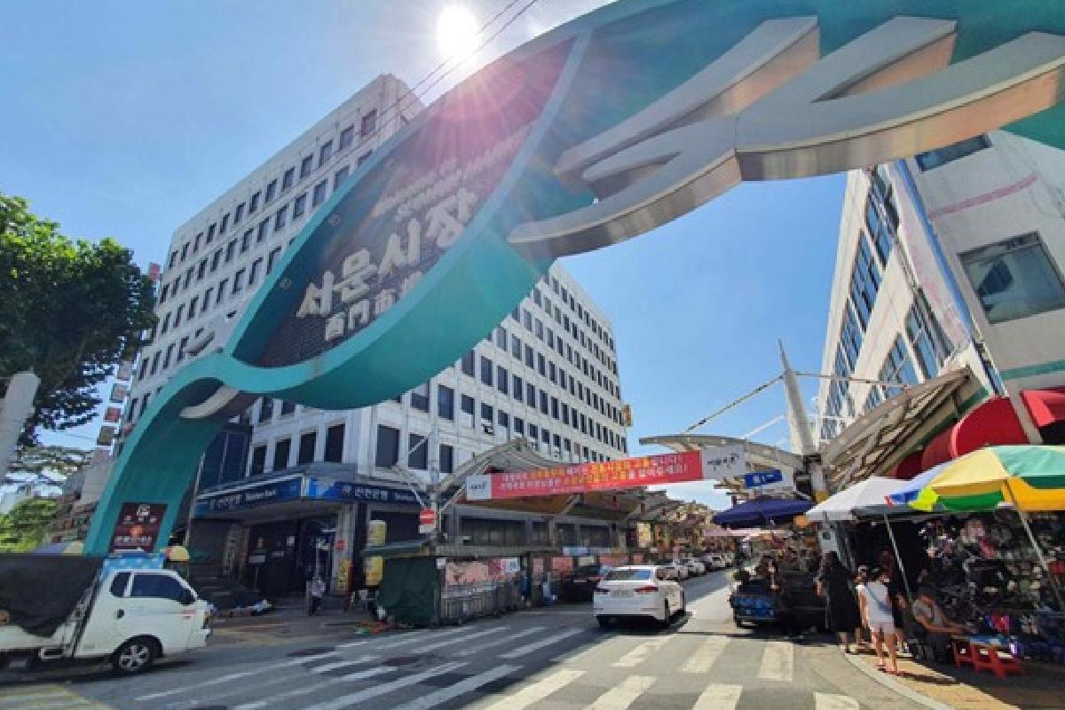 Вход на рынок Seomun в Тэгу с видимой вывеской и пешеходным переходом.