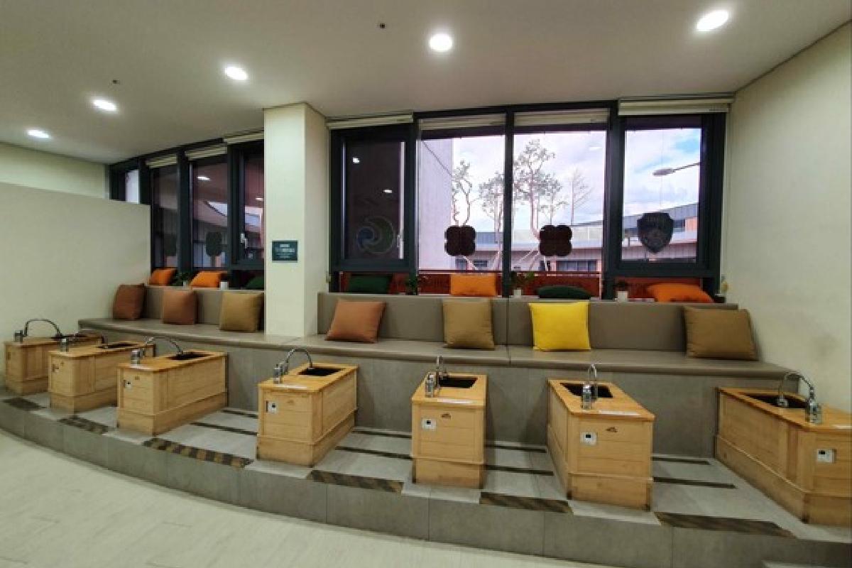 Уютный интерьер Центра Донгеи Ханбанг для отдыха и релаксации.