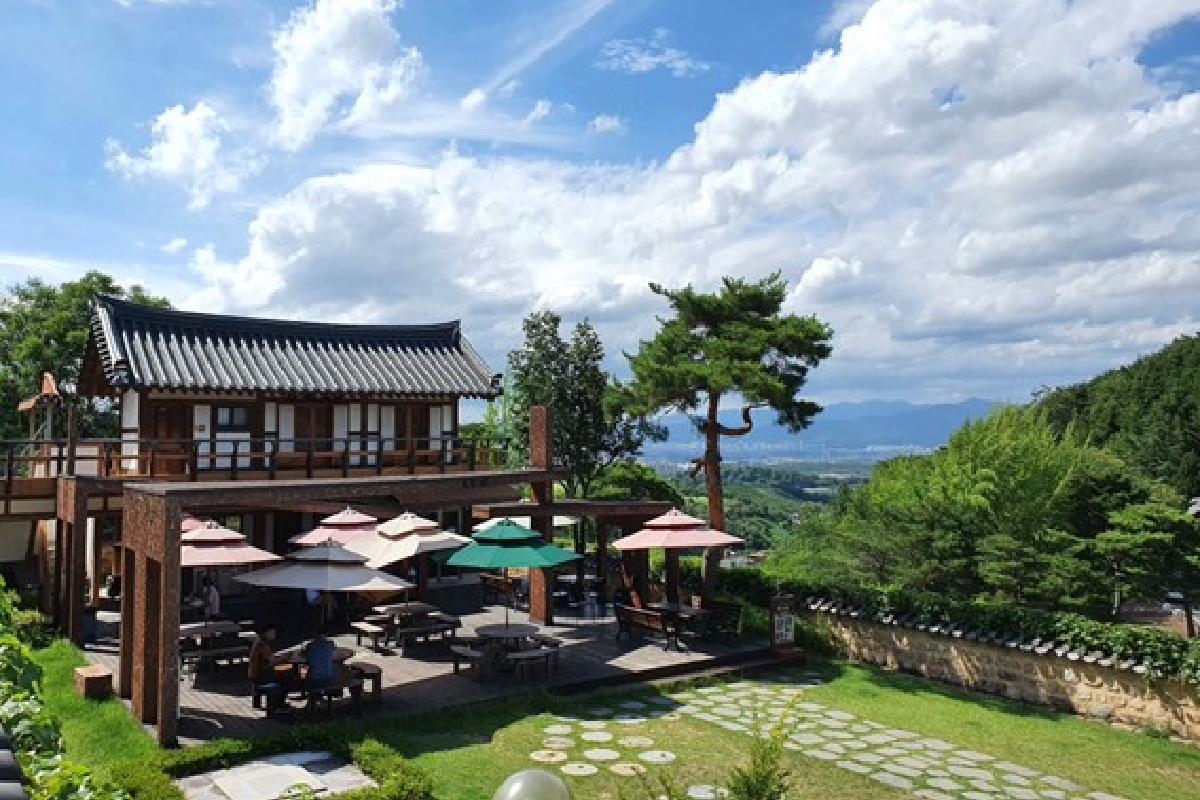 Кафе Hanhakchon с традиционными корейскими элементами архитектуры.