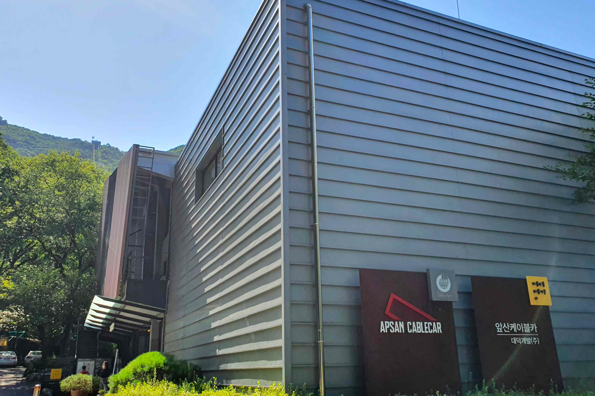 前山缆车站外观，现代化设施，周围绿树成荫，环境清幽。