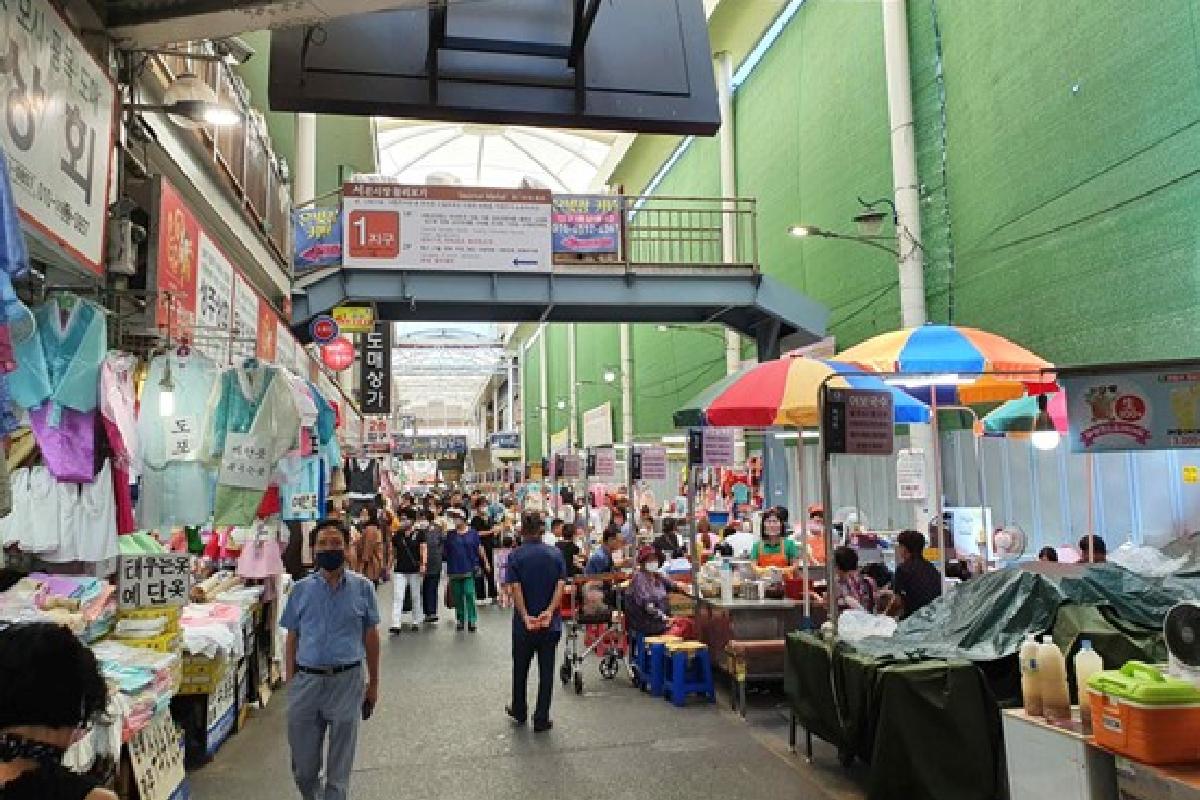 Толпа покупателей и туристов на оживленном рынке Seomun в Тэгу.