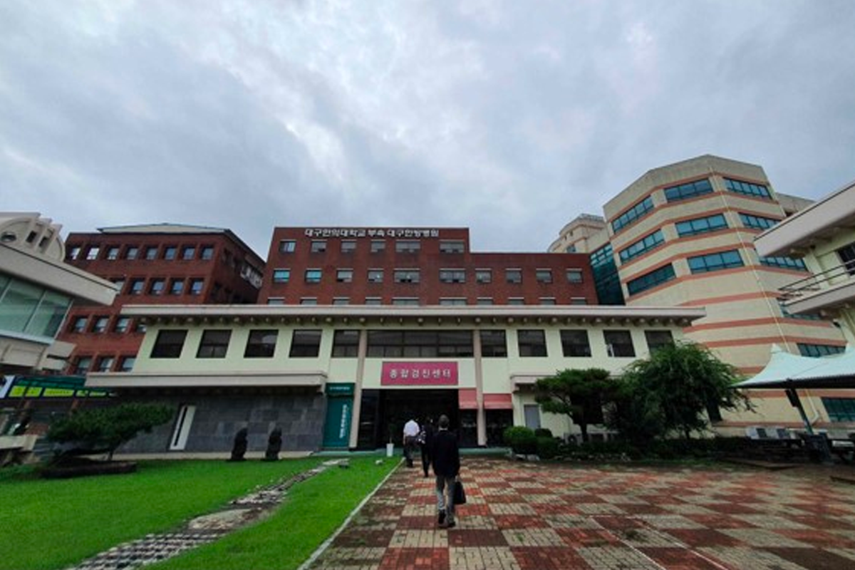 大邱韩医大学的建筑群，红砖与白色构成的複合式建筑，展现现代化学术氛围。