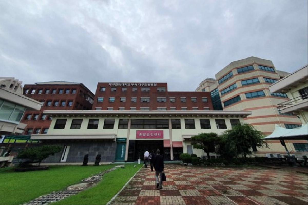 Фасад университета восточной медицины Yangnyeongsi в Тэгу, предлагающего услуги традиционной медицины.