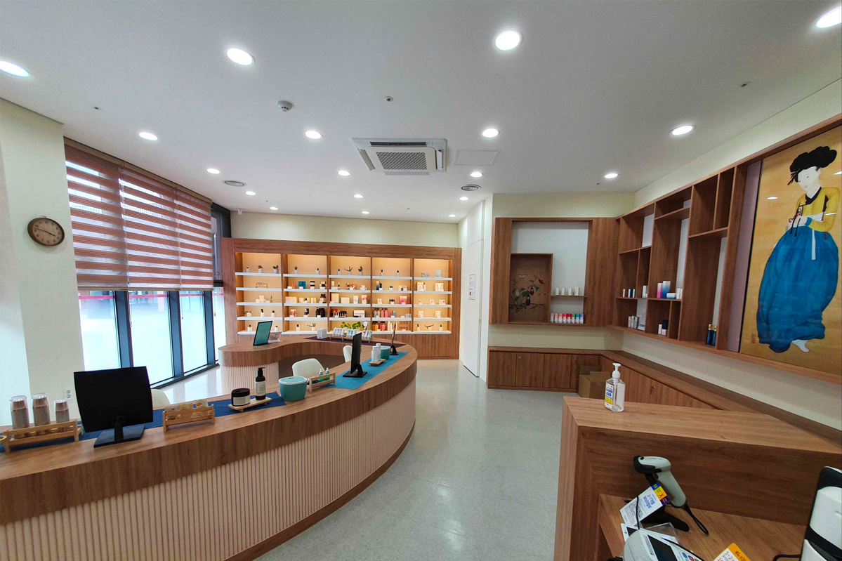 东医韩方村商品柜台，陈列多种健康产品，内饰采用现代木质风格。