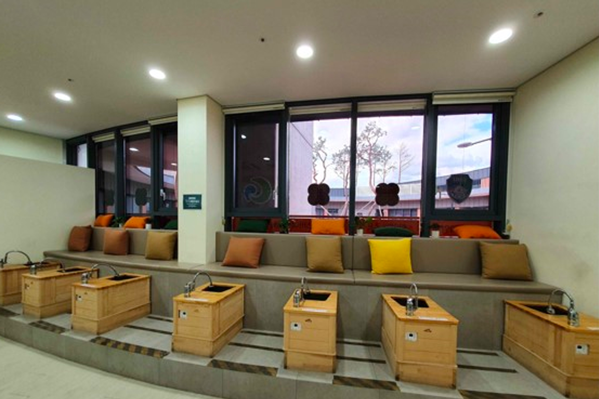 东医韩方村内的足疗区，设备齐全，提供舒适体验的场所。