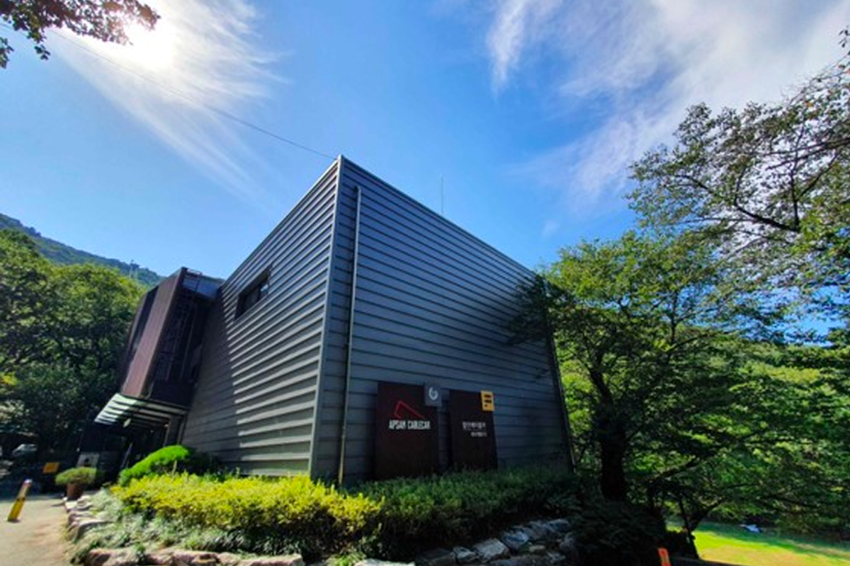 阳光照耀下的前山缆车站,四周自然风光怡人，蓝天背景。