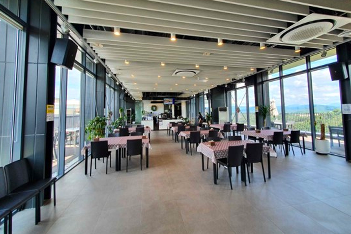 大邱韩医大学食堂的开放空间，室内设计明亮现代，适合休闲用餐。