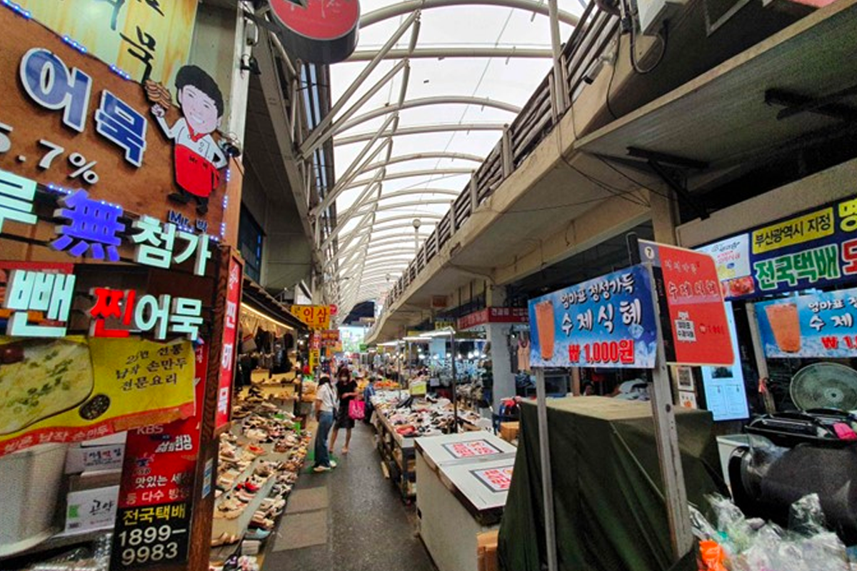 大邱西门市场商家销售丰富商品，摊位整齐排列，顾客络绎不绝。