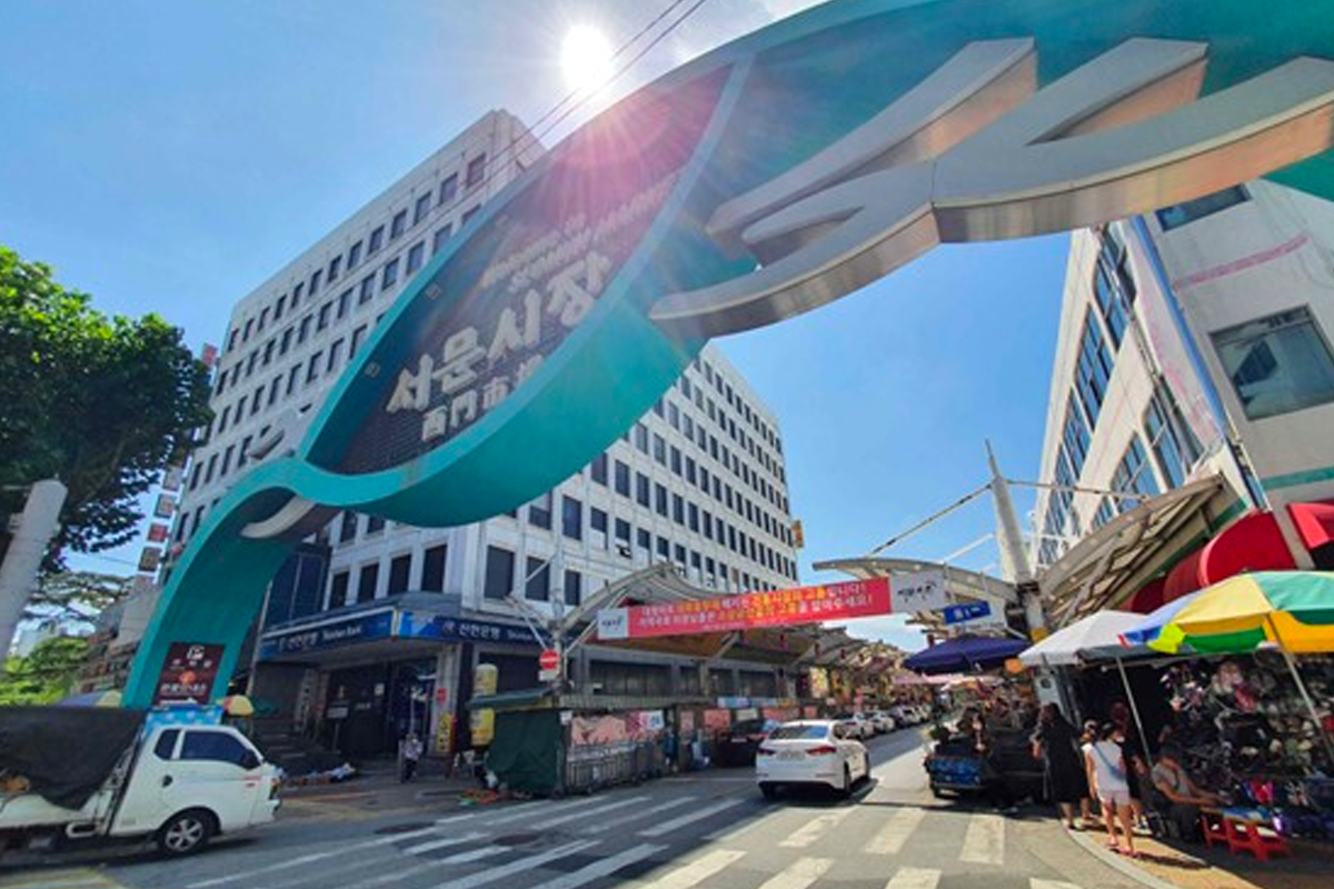 大邱西门市场的入口，热闹的市场生活，建筑结构显现其丰富历史与文化。