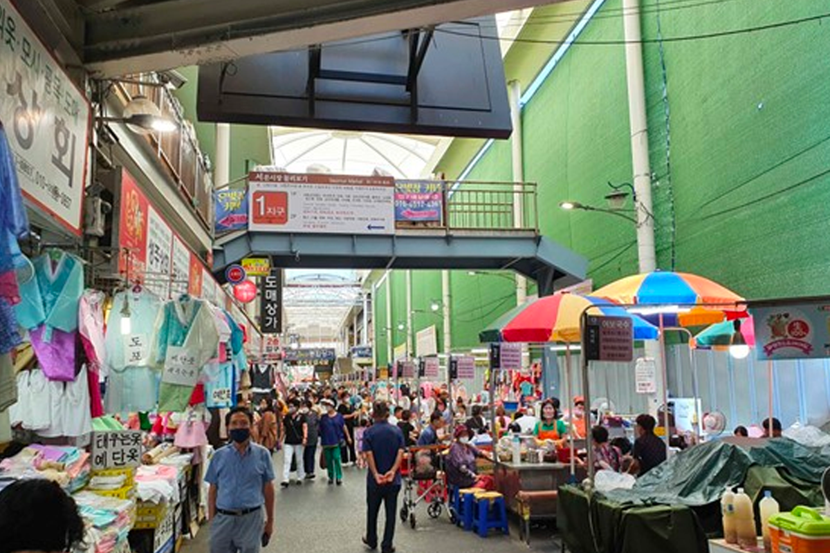 大邱西门市场小巷内部，多姿多彩的摊贩林立，提供鲜活的当地市井风情体验。