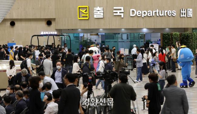 6月29日、金浦空港国際線の出国場で再開後の国際線利用客と韓国空港公社の関係者たちの混雑する様子。