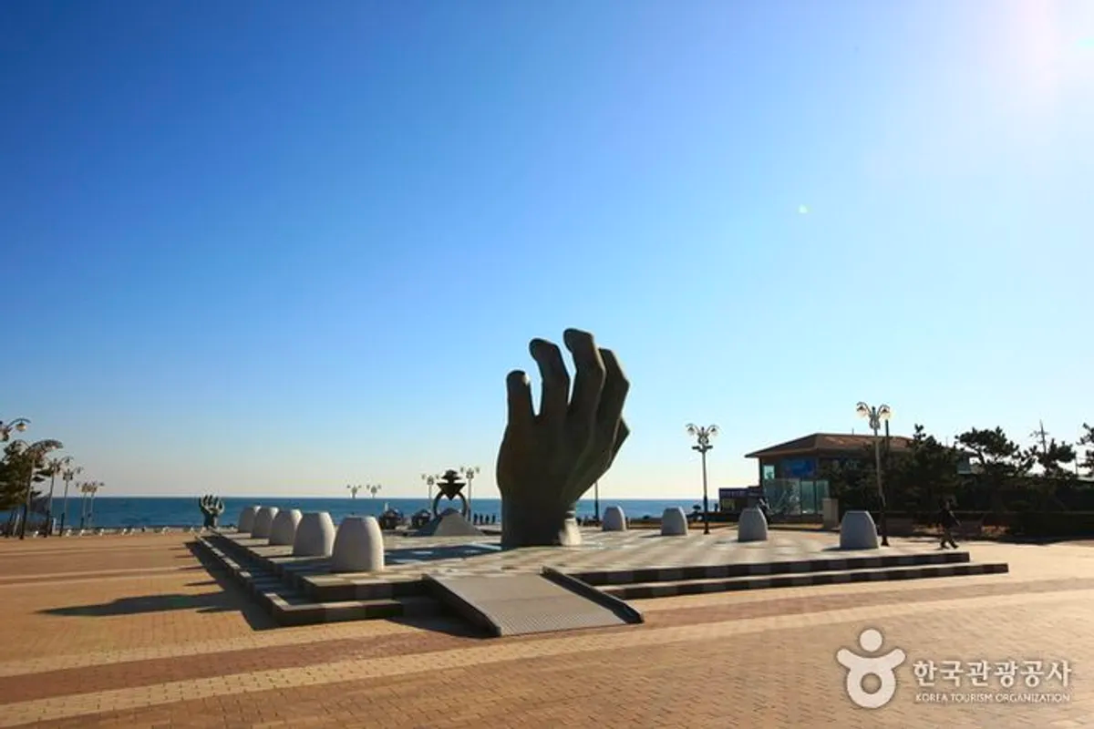 포맹의 상징이자 관광 명소로 유명한 '상생의 손', 포항의 해변에 서 있는 조각물 전경